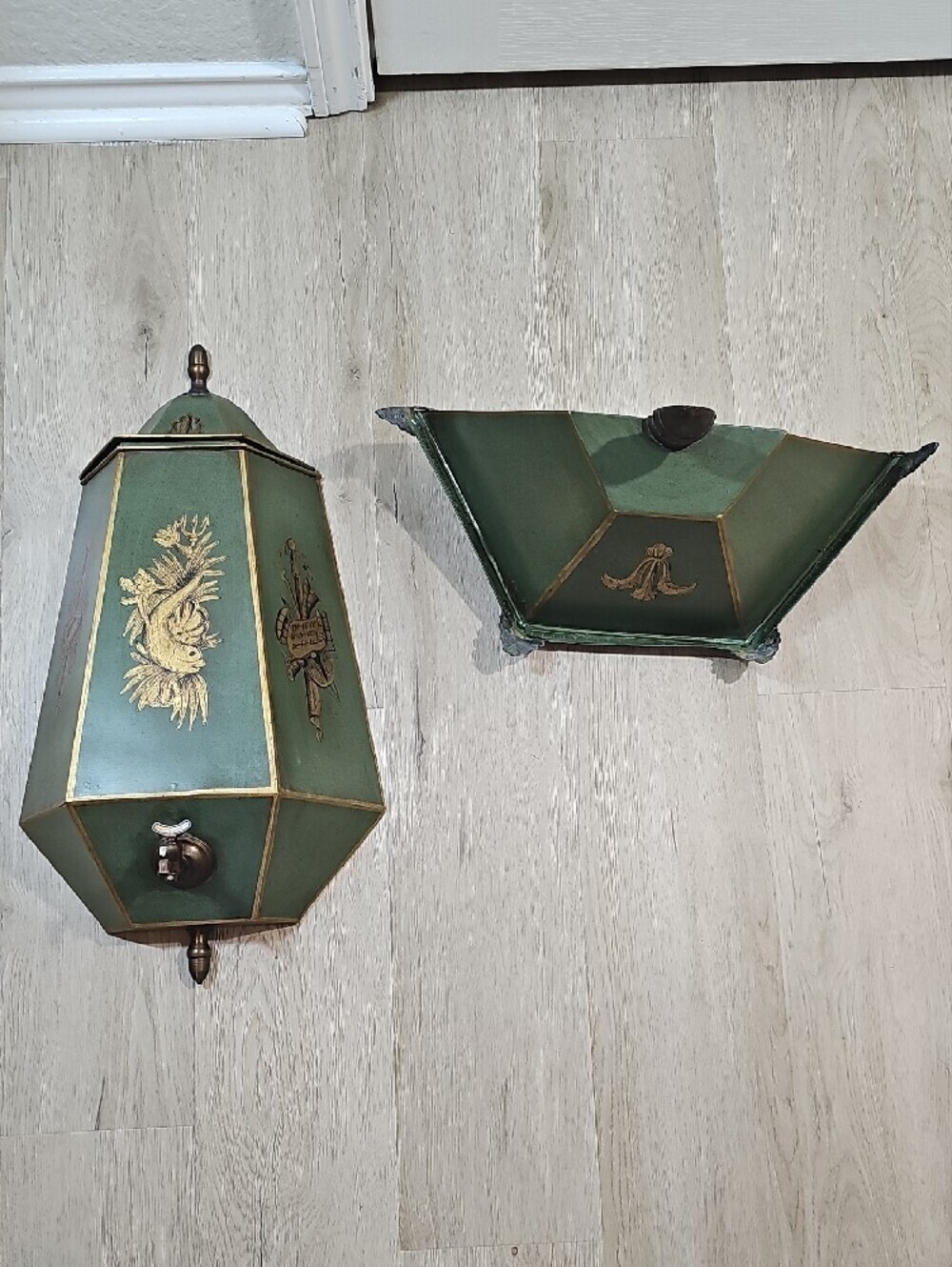 Vintage Pair Metal Lavabo Set Toleware Painted Tin Wall Decor - Picture 14 of 17